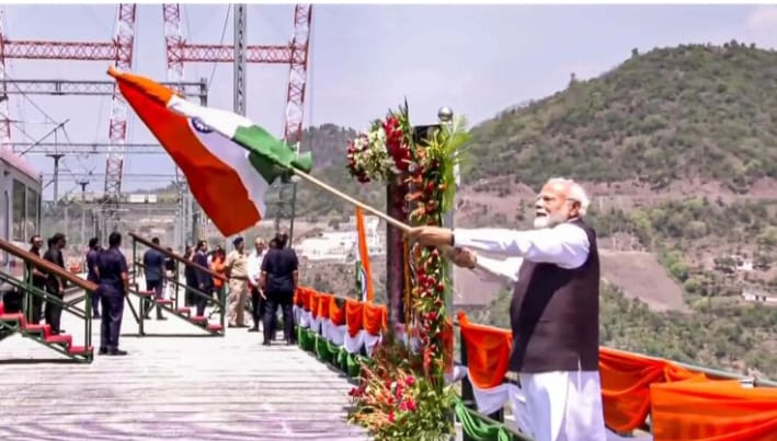 पीएम मोदी ने चिनाब नदी पर बने दुनिया के सबसे ऊंचे रेलवे आर्च ब्रिज का तिरंगा दिखाकर उद्घाटन किया